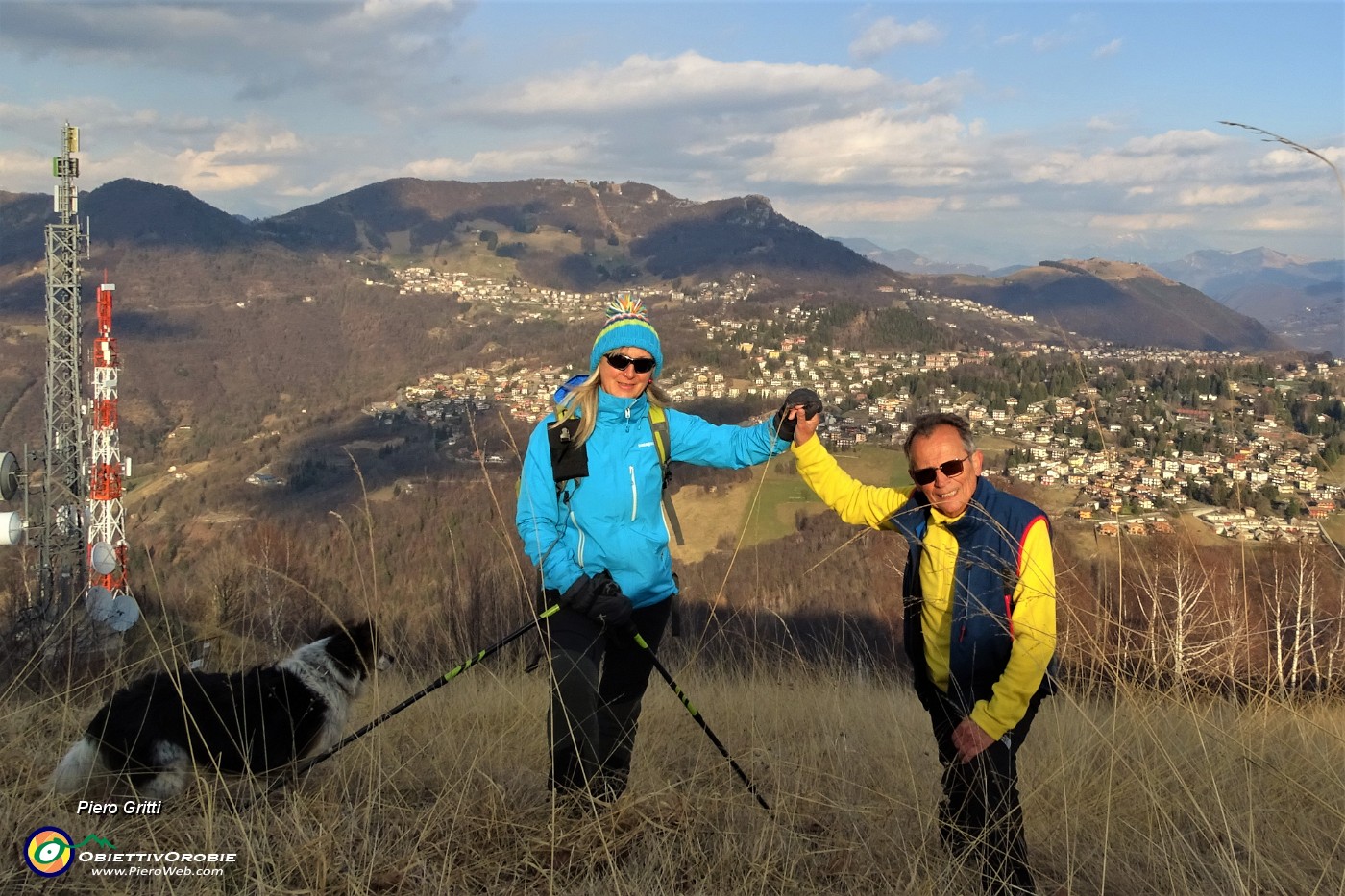 03 In discesa dalla Corna Binaca (1228 m) vista sull'altopiano Selvino-Aviatico con Corrnagera-Poieto.JPG